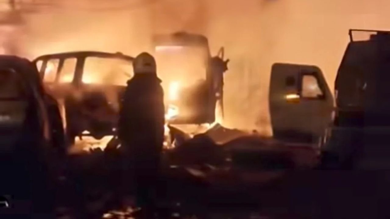 Srinagar blast: जम्मू-कश्मीर में भयंकर धमाका, नवगाम पुलिस स्टेशन ध्वस्त, आतंकवादियों के हथियार बरामद