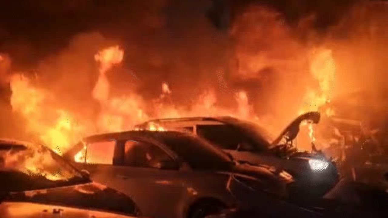 Jhunjhunu में रात के अंधेरे में भयानक आग, 18 कारें जलकर हुई खाक, इलाके में फैल गई दहशत