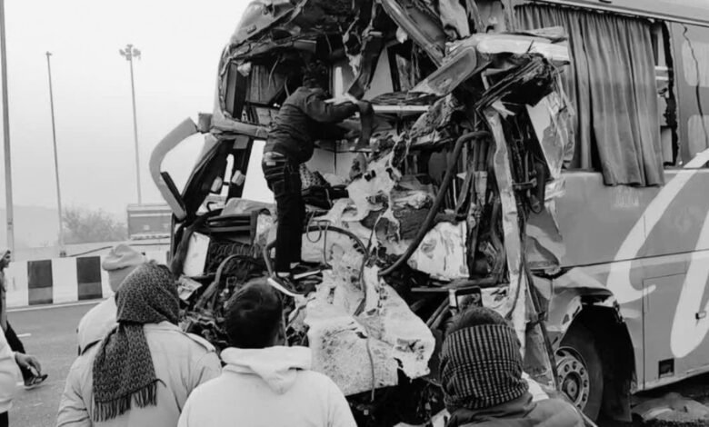 Alwar Accident: दिल दहला देने वाला एक्सीडेंट—आगे से चकनाचूर हुई बस, यात्रियों में मचा हड़कंप