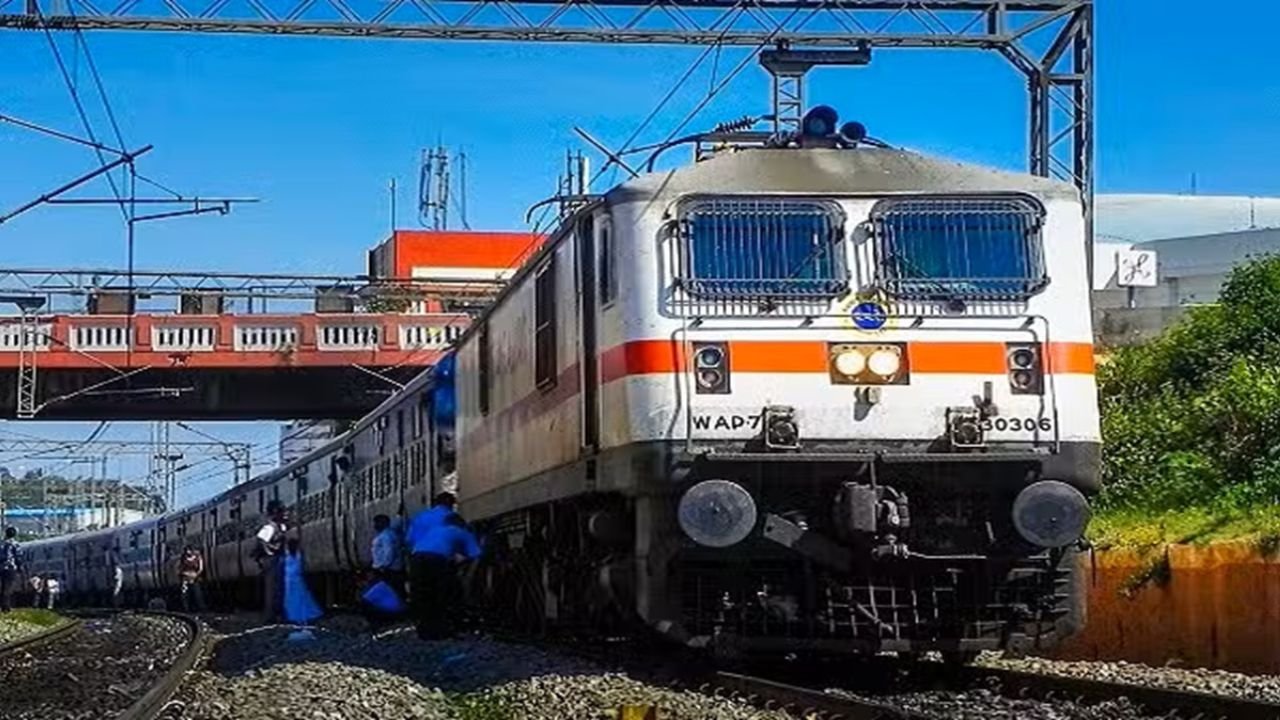 Indian Railways: रेलवे का बड़ा ऑपरेशन? बावल-कर्णवास सेक्शन में काम के नाम पर अचानक ट्रैफिक ब्लॉक