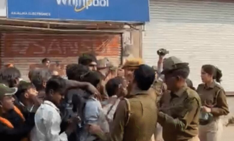 Rajasthan: कोटा में शिव मंदिर में तोड़फोड़ से हिंदू संगठनों में आक्रोश, सड़क जाम कर किया प्रदर्शन