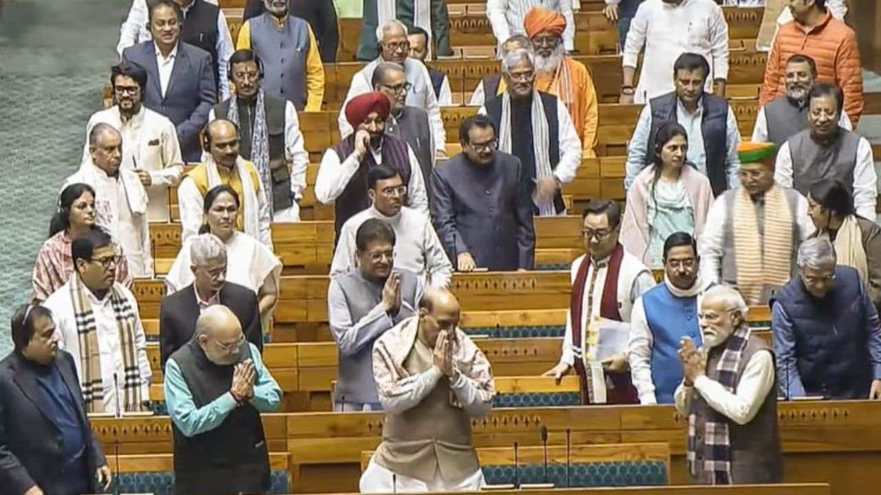 150 साल बाद Vande Mataram पर संसद में क्या बोला PM मोदी? बयान से मचा सियासी तूफ़ान